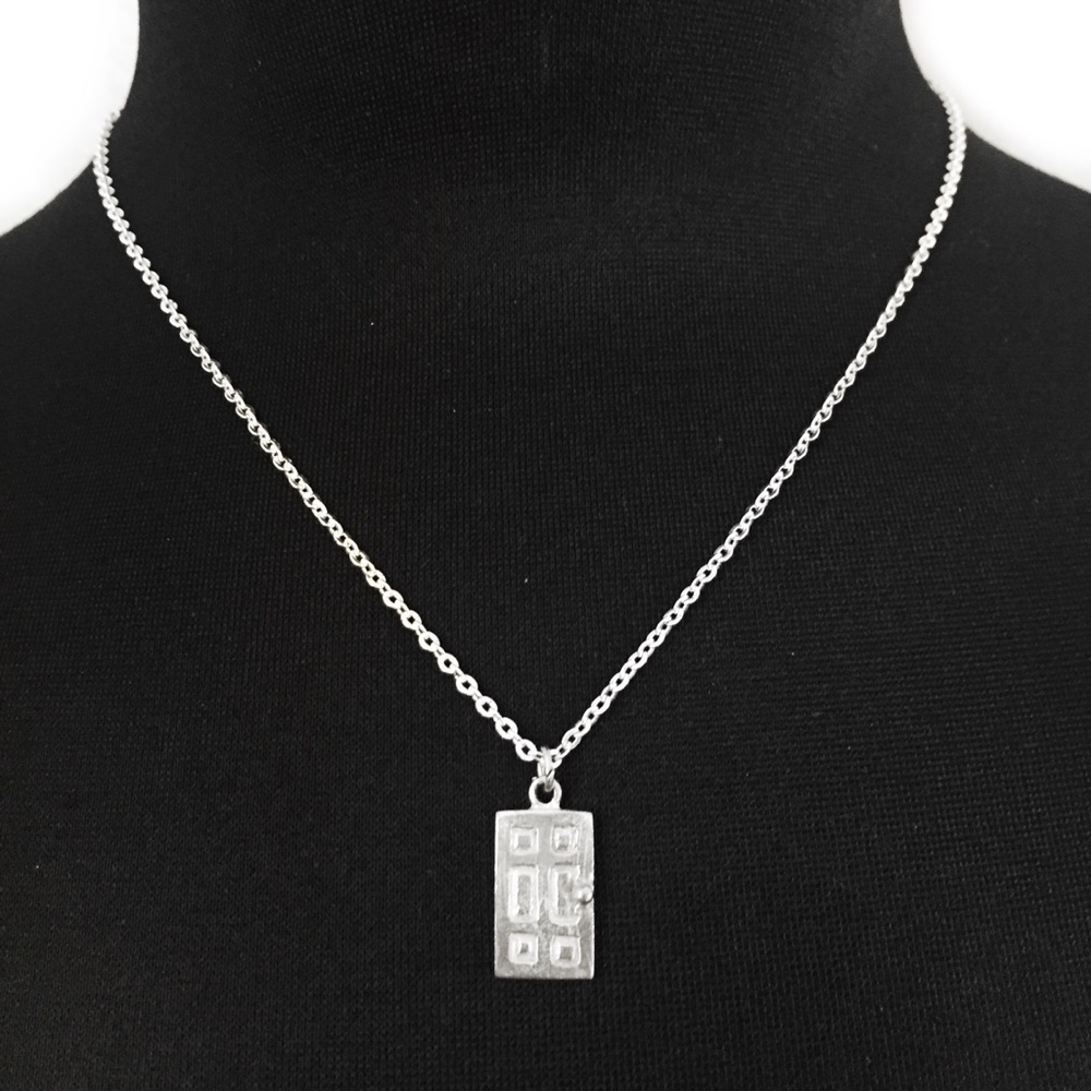 BCBGENERATION DAINTY NECKLACE DOOR PENDANT SILVER